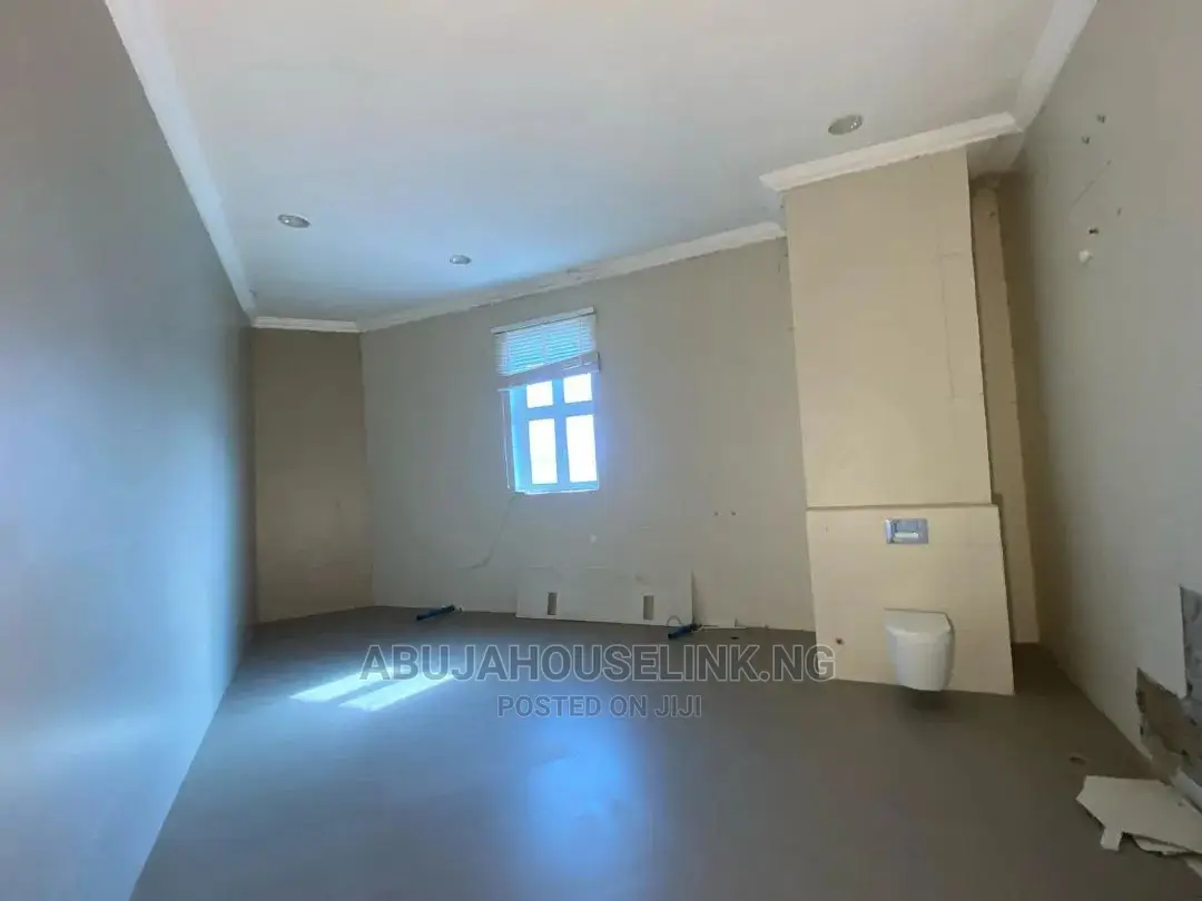 8bdrm Mansion in Guzape Abuja for sale