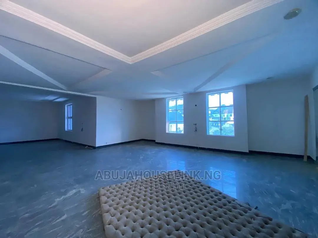 8bdrm Mansion in Guzape Abuja for sale