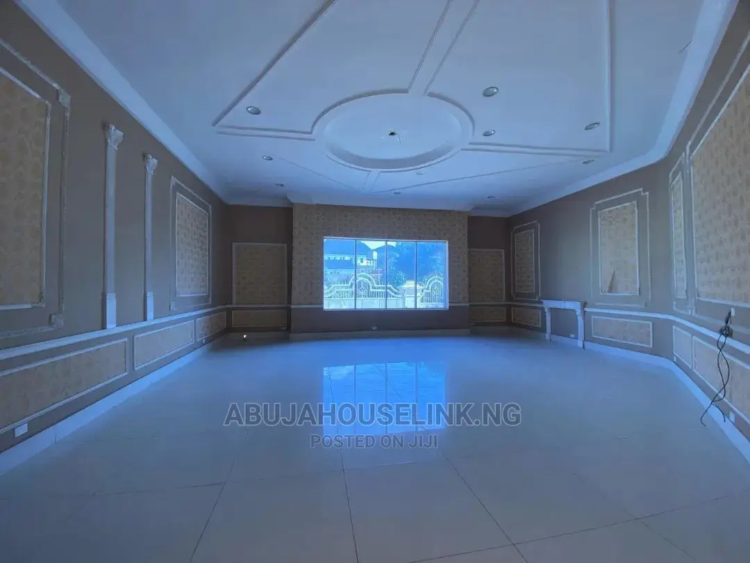 8bdrm Mansion in Guzape Abuja for sale