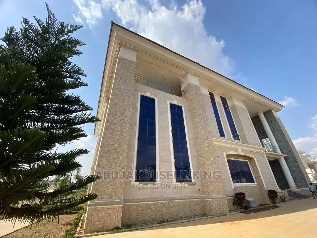 8bdrm Mansion in Guzape Abuja for sale