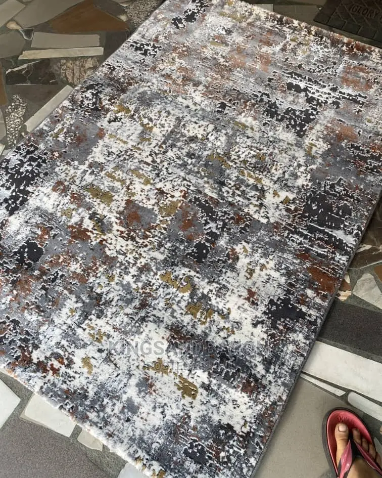 5×7fts White, Gold and Black Center Rug