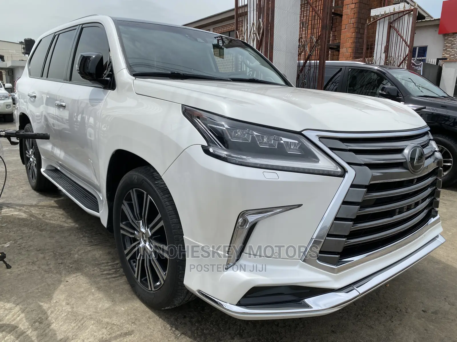 Lexus LX 570 (5 seats) AWD 2018 White