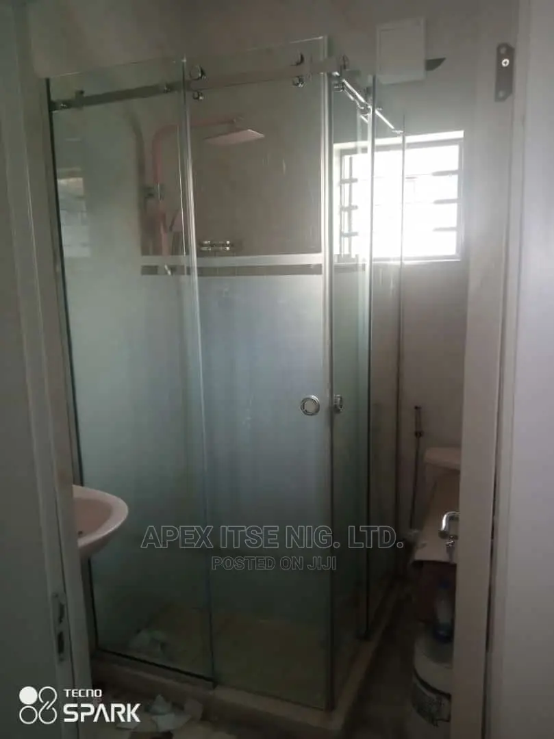 10mm Glass Cubicle