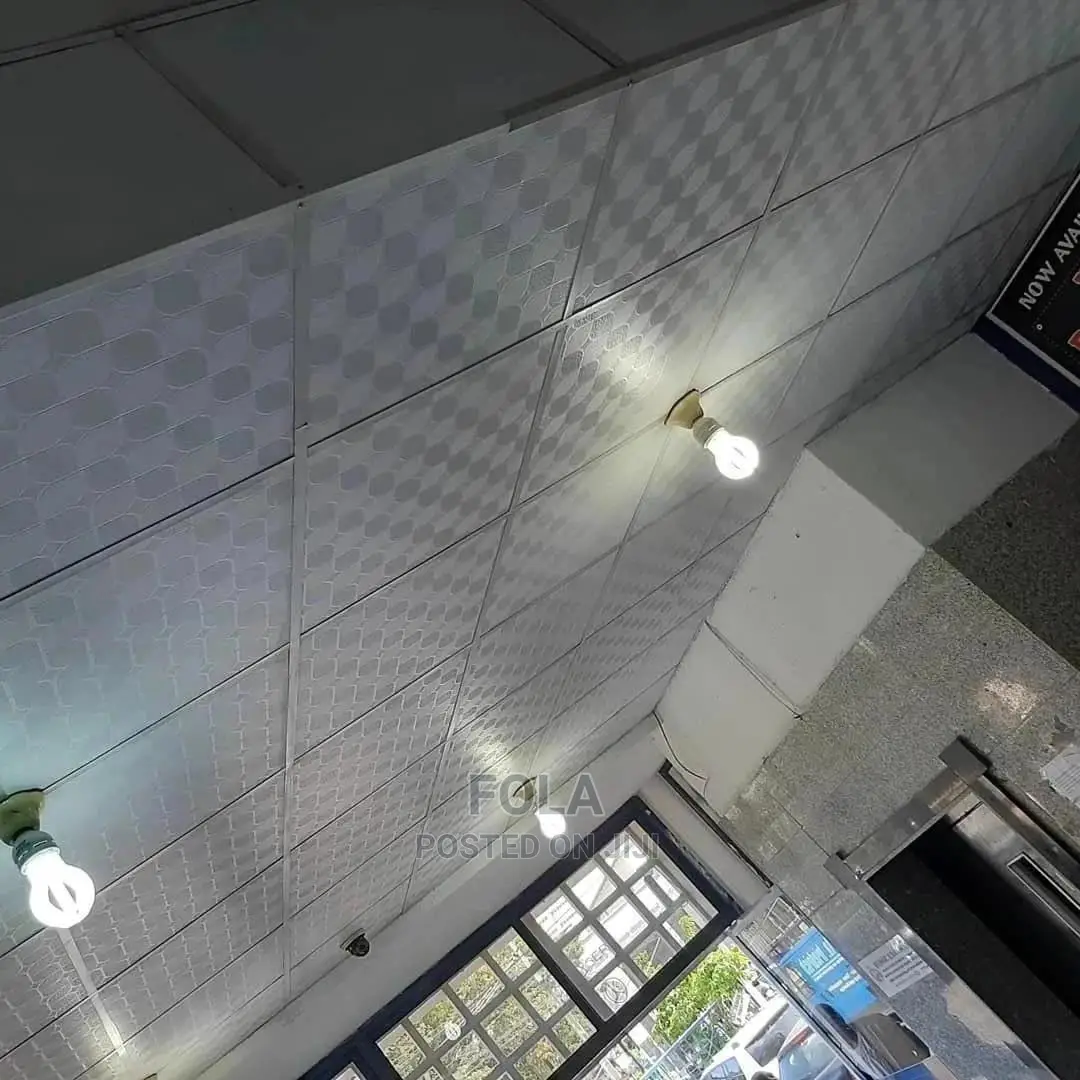 Suspended Ceiling/Pop/Woodenfloor/Windowblinds
