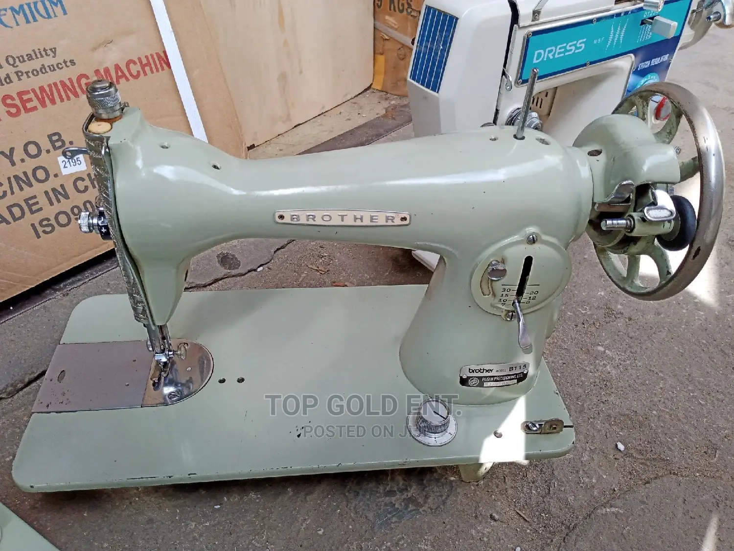 Sewing Machine. Straight N' Zigzag Sewing With Table and Leg