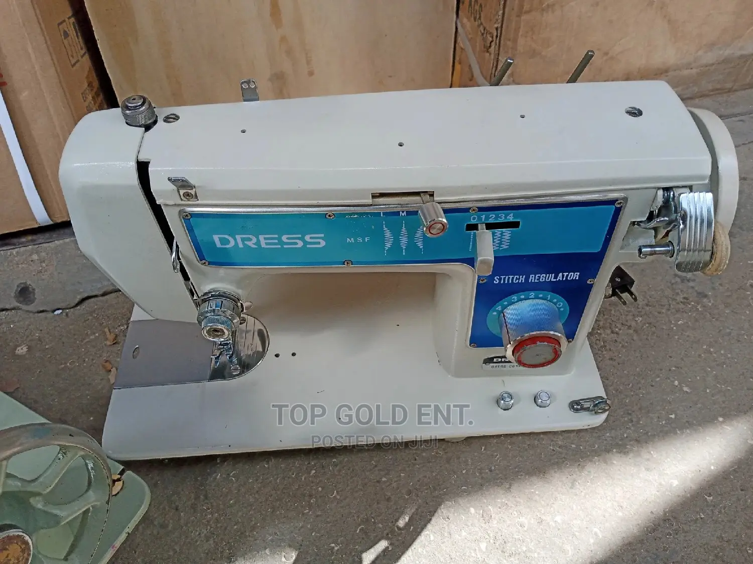Sewing Machine. Straight N' Zigzag Sewing With Table and Leg