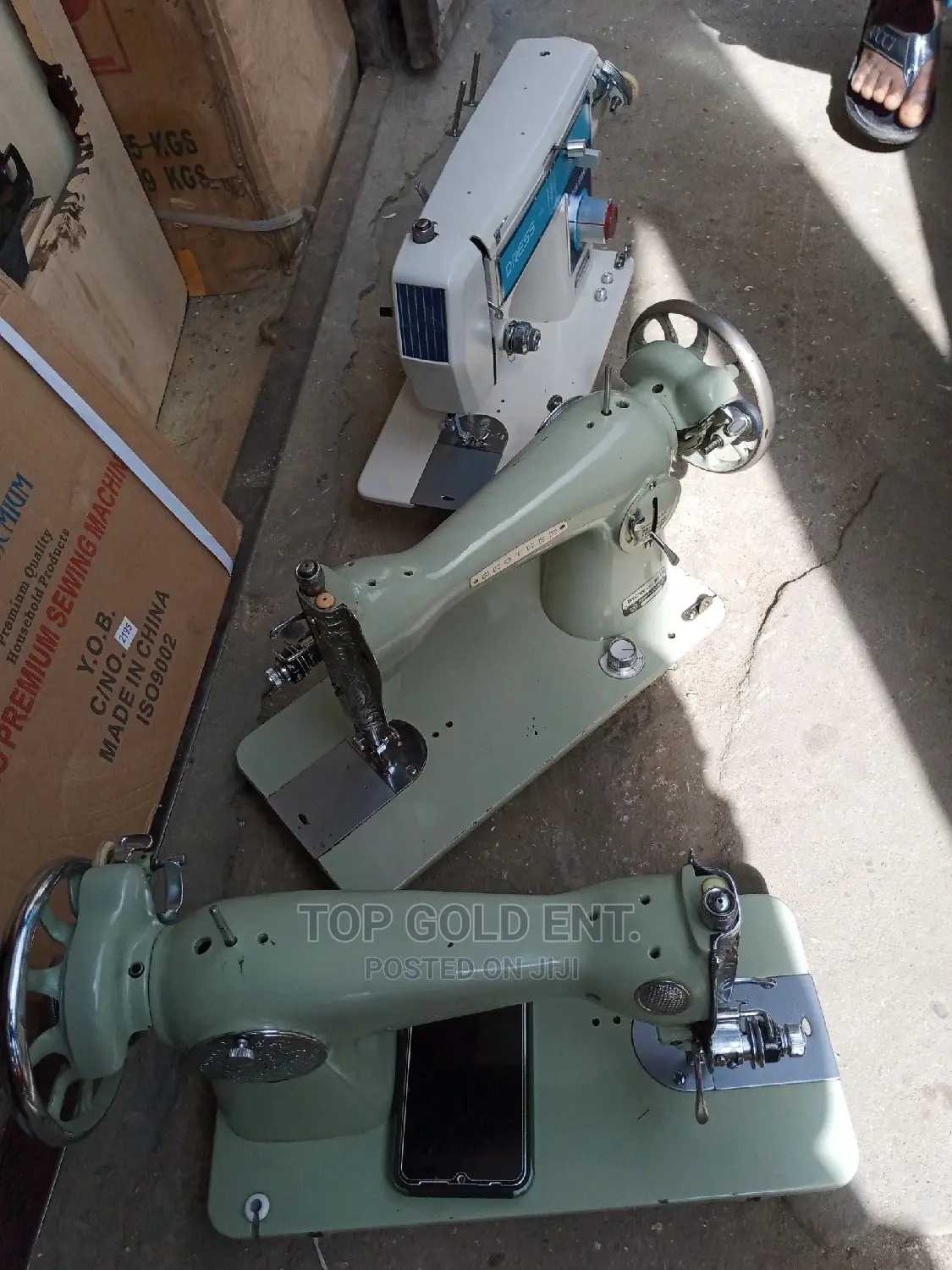 Sewing Machine. Straight N' Zigzag Sewing With Table and Leg