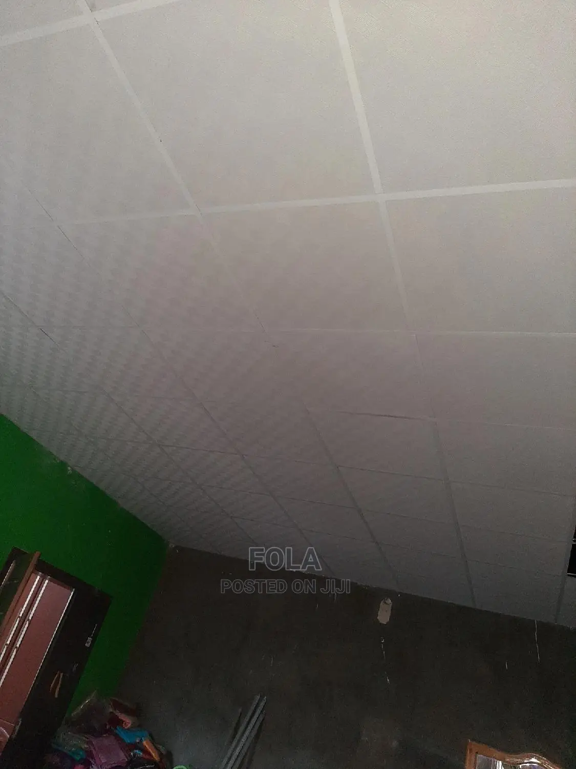Suspended Ceiling/Wooden Floor/ Window Blinds/Screeding