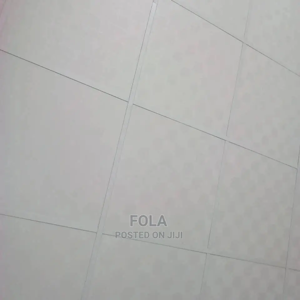 Suspended Ceiling/Wooden Floor/ Window Blinds/Screeding