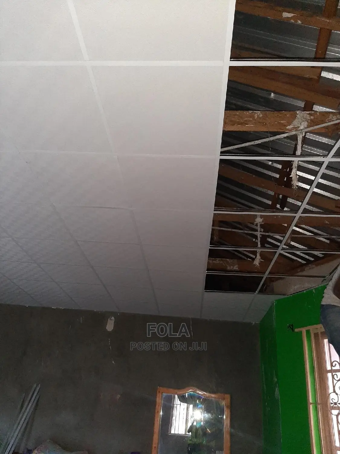 Suspended Ceiling/Wooden Floor/ Window Blinds/Screeding
