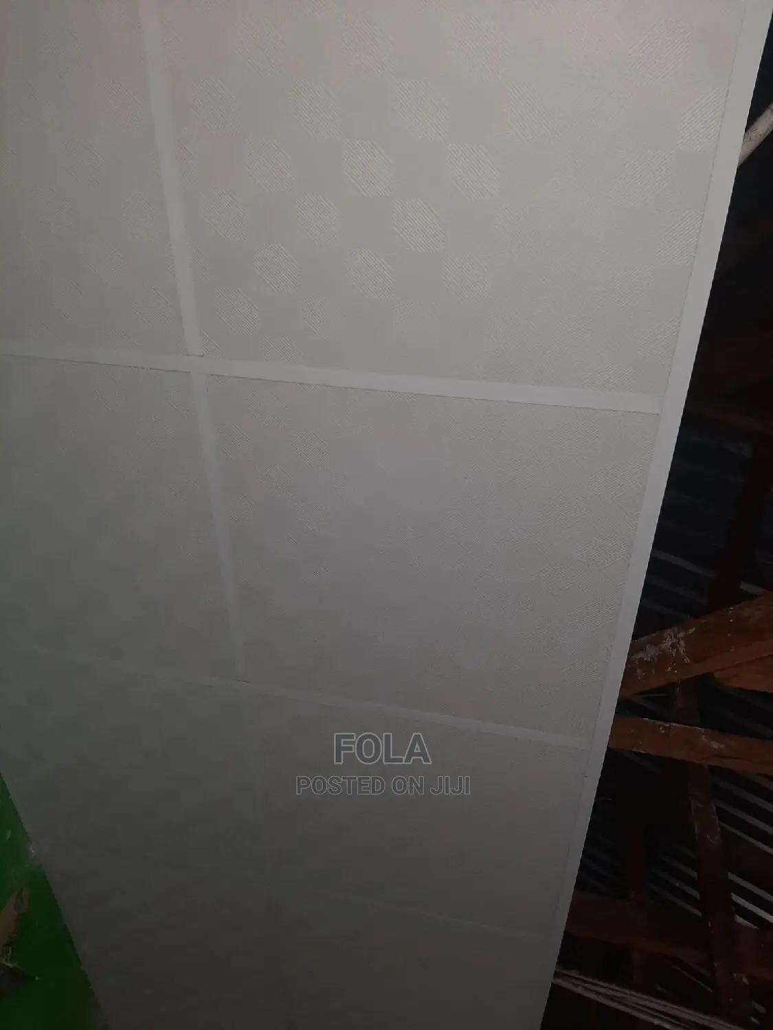 Suspended Ceiling/Wooden Floor/ Window Blinds/Screeding