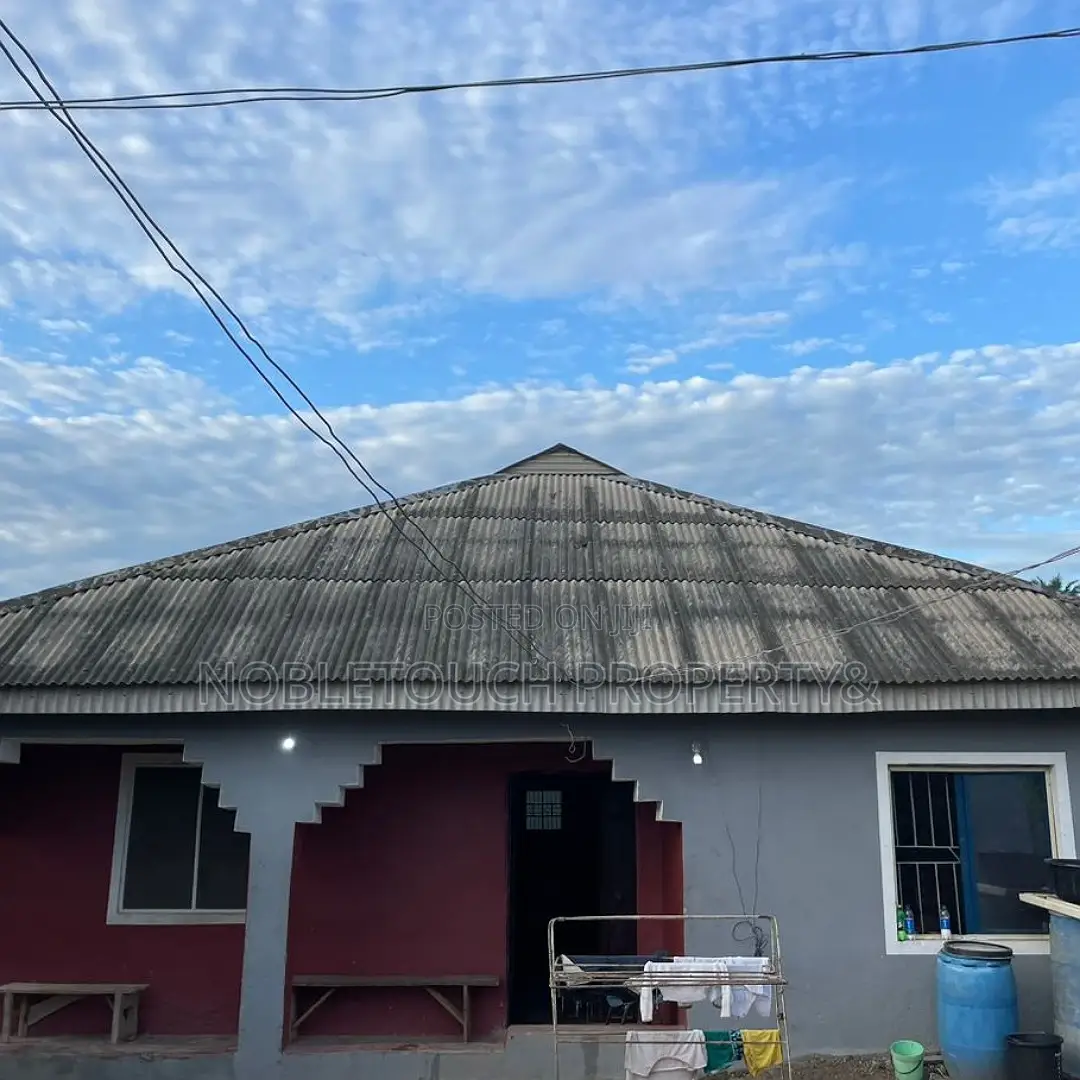 10bdrm Bungalow in Ifo Ogun State for sale