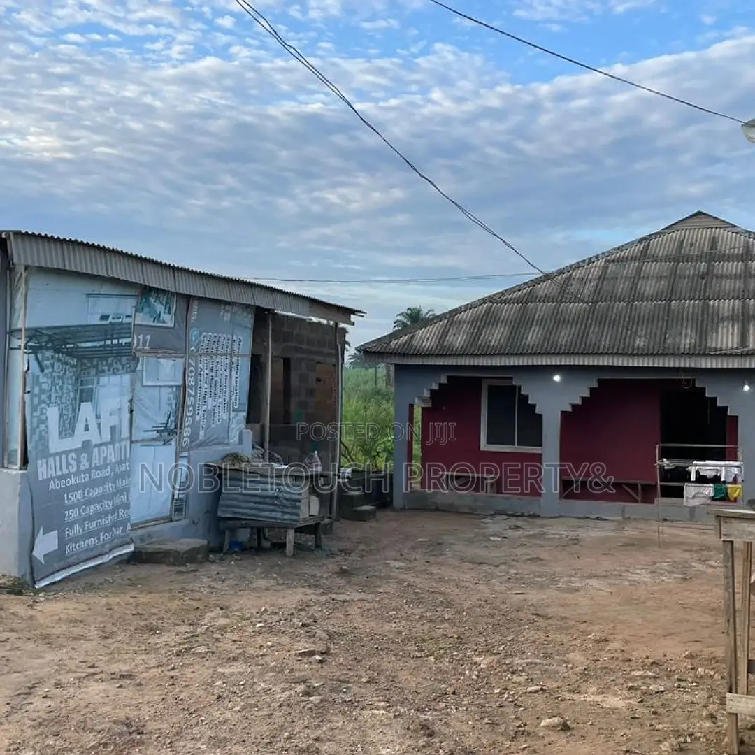 10bdrm Bungalow in Ifo Ogun State for sale
