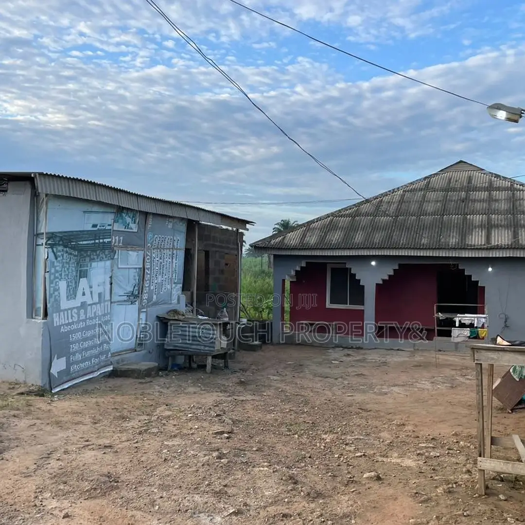 10bdrm Bungalow in Ifo Ogun State for sale