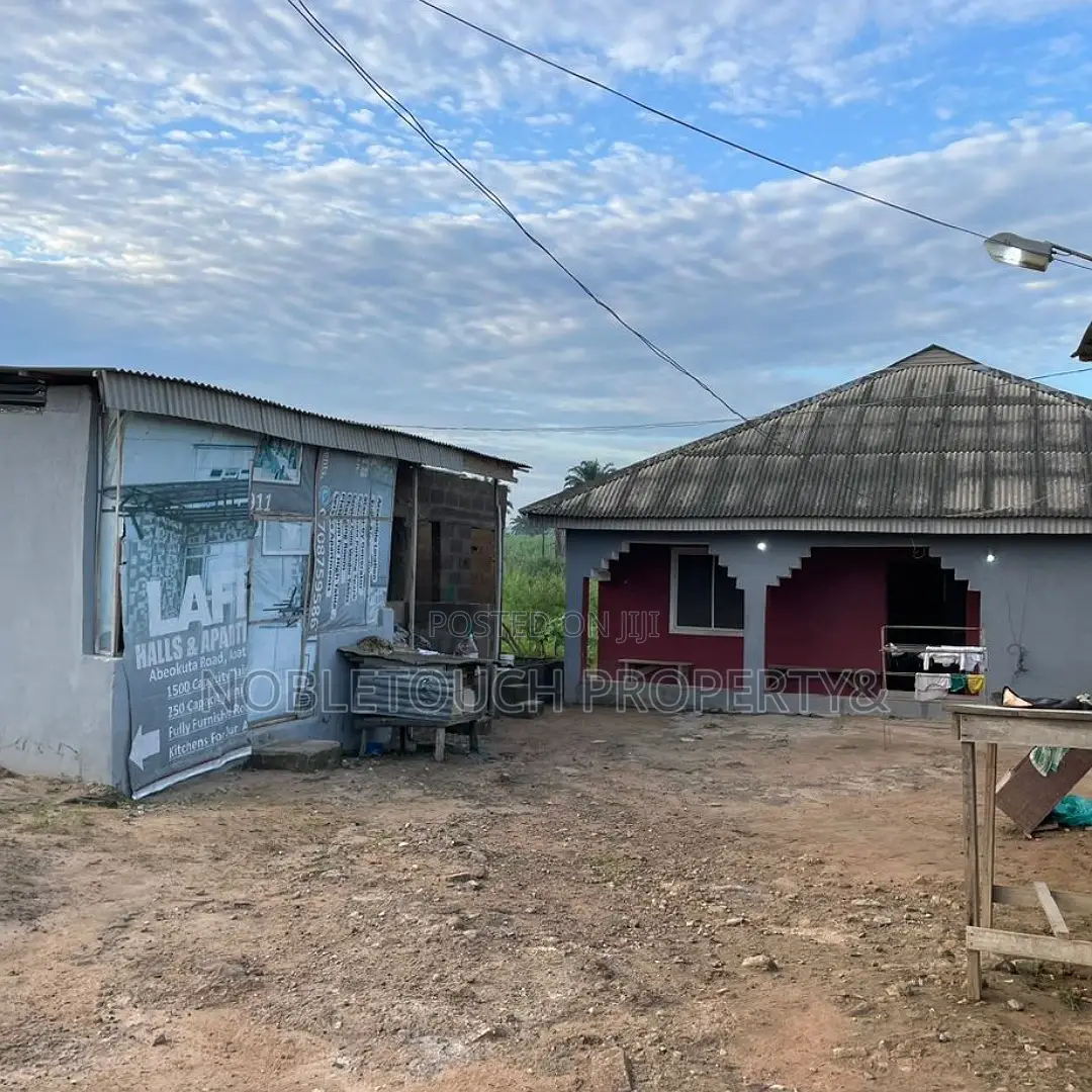 10bdrm Bungalow in Ifo Ogun State for sale