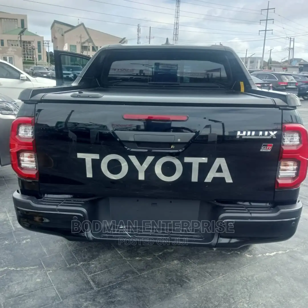 Hilux New Model Boot Cover Rolling With Complete Spoiler =*