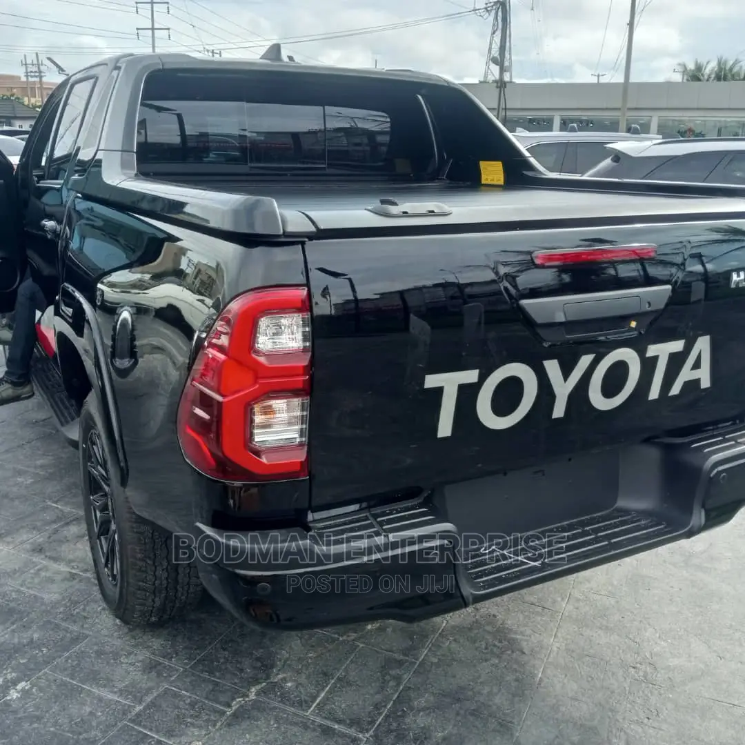 Hilux New Model Boot Cover Rolling With Complete Spoiler =*