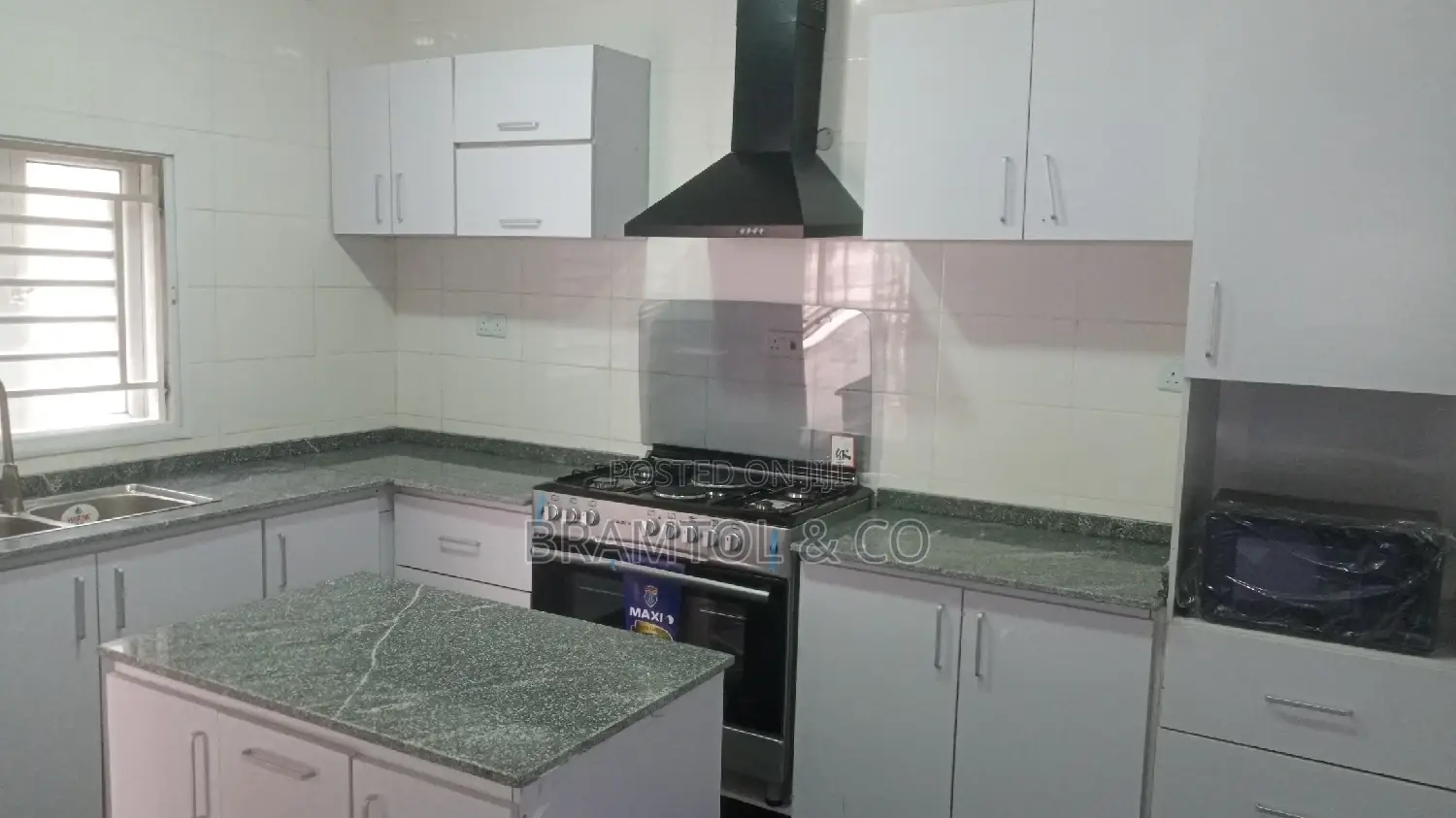 3bdrm Block of Flats in With Bq, Abuja (FCT) for rent