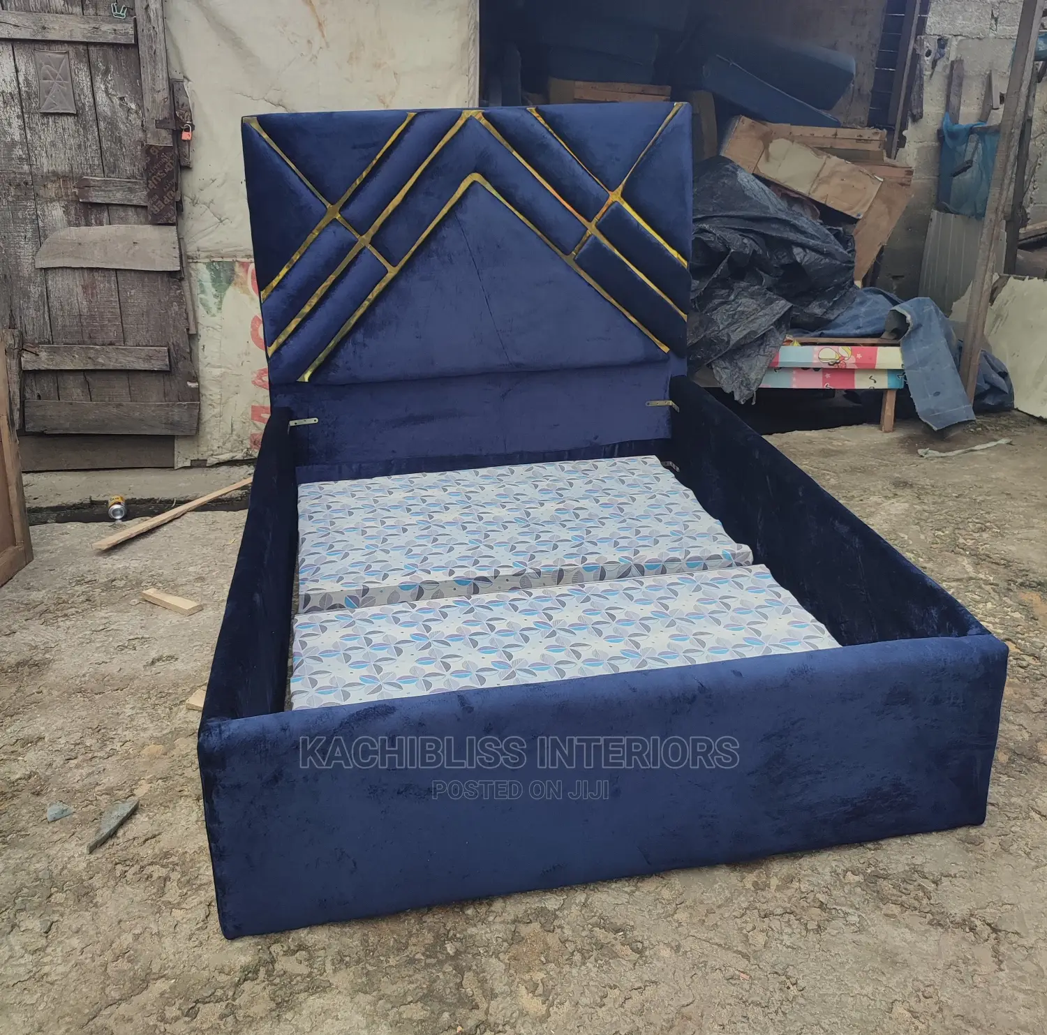 41/2*6ft Padded Bedframe With One Side Drawer