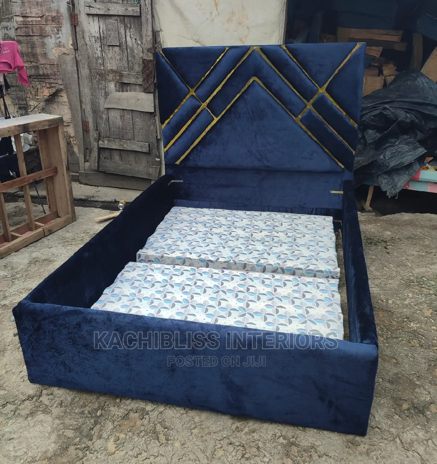41/2*6ft Padded Bedframe With One Side Drawer