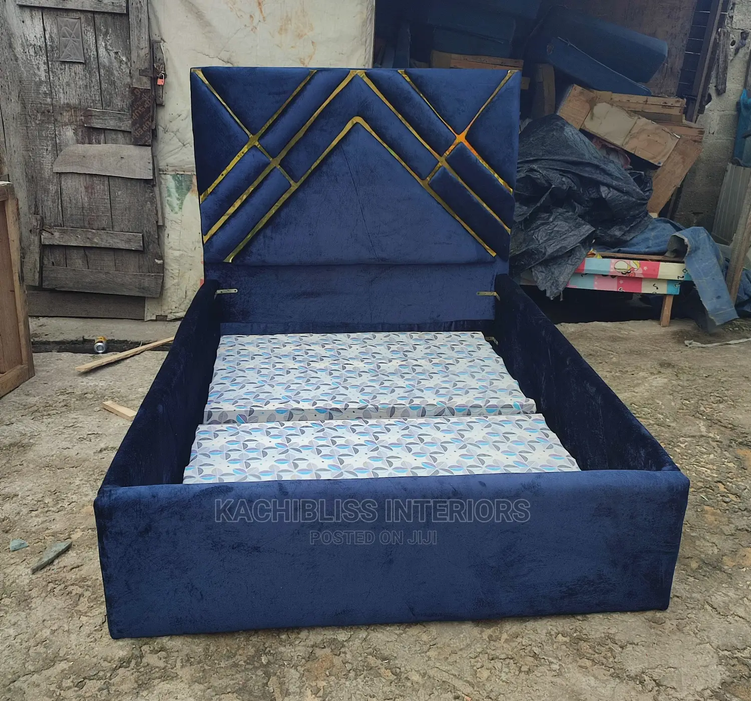 41/2*6ft Padded Bedframe With One Side Drawer