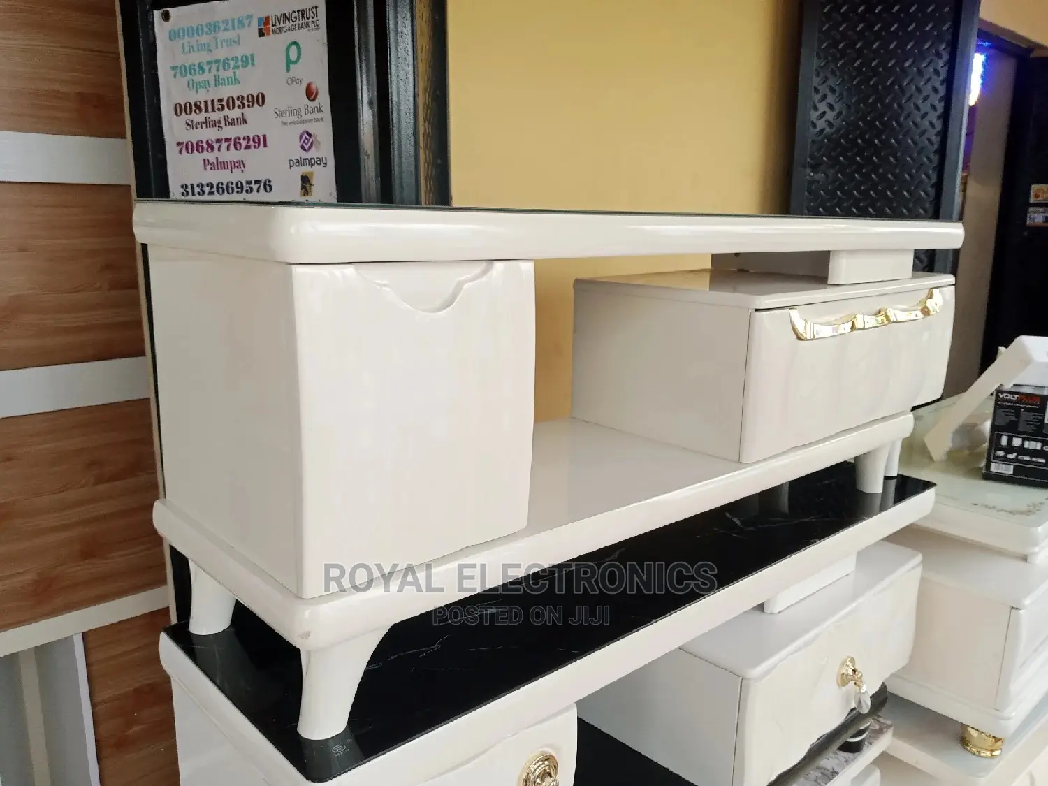 Trendy Design Modern TV Stand With Drawers