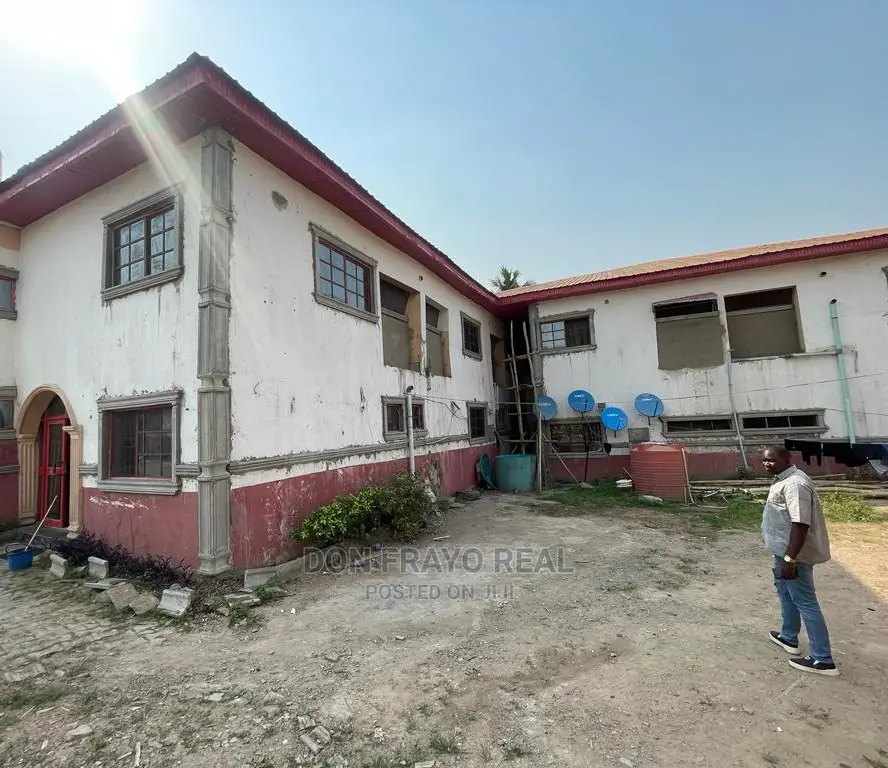 30 Rooms Self Con Building for Sale Near Awòlòwo New Bodija