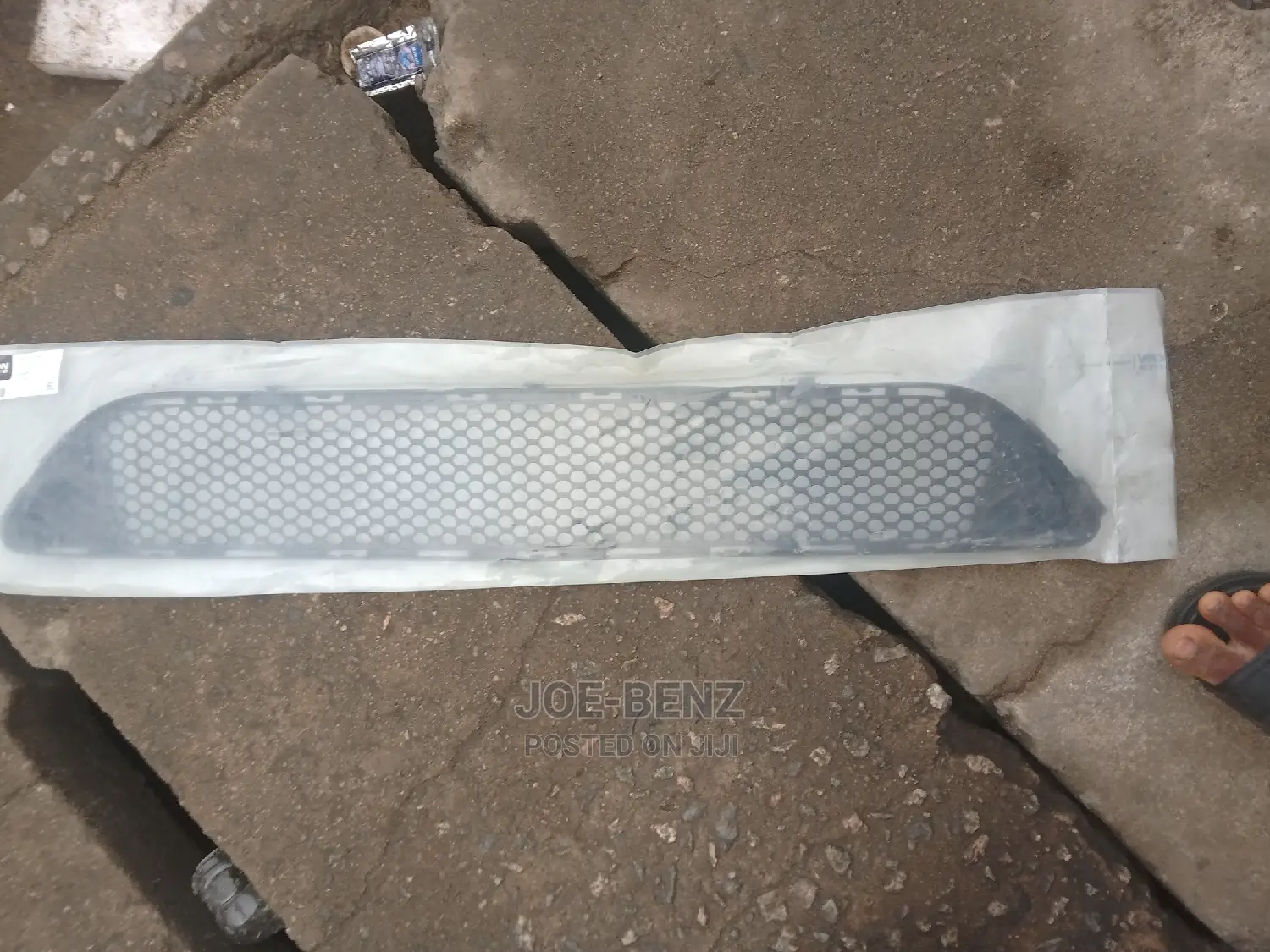 C300 2010 Front Bumper Center Grill