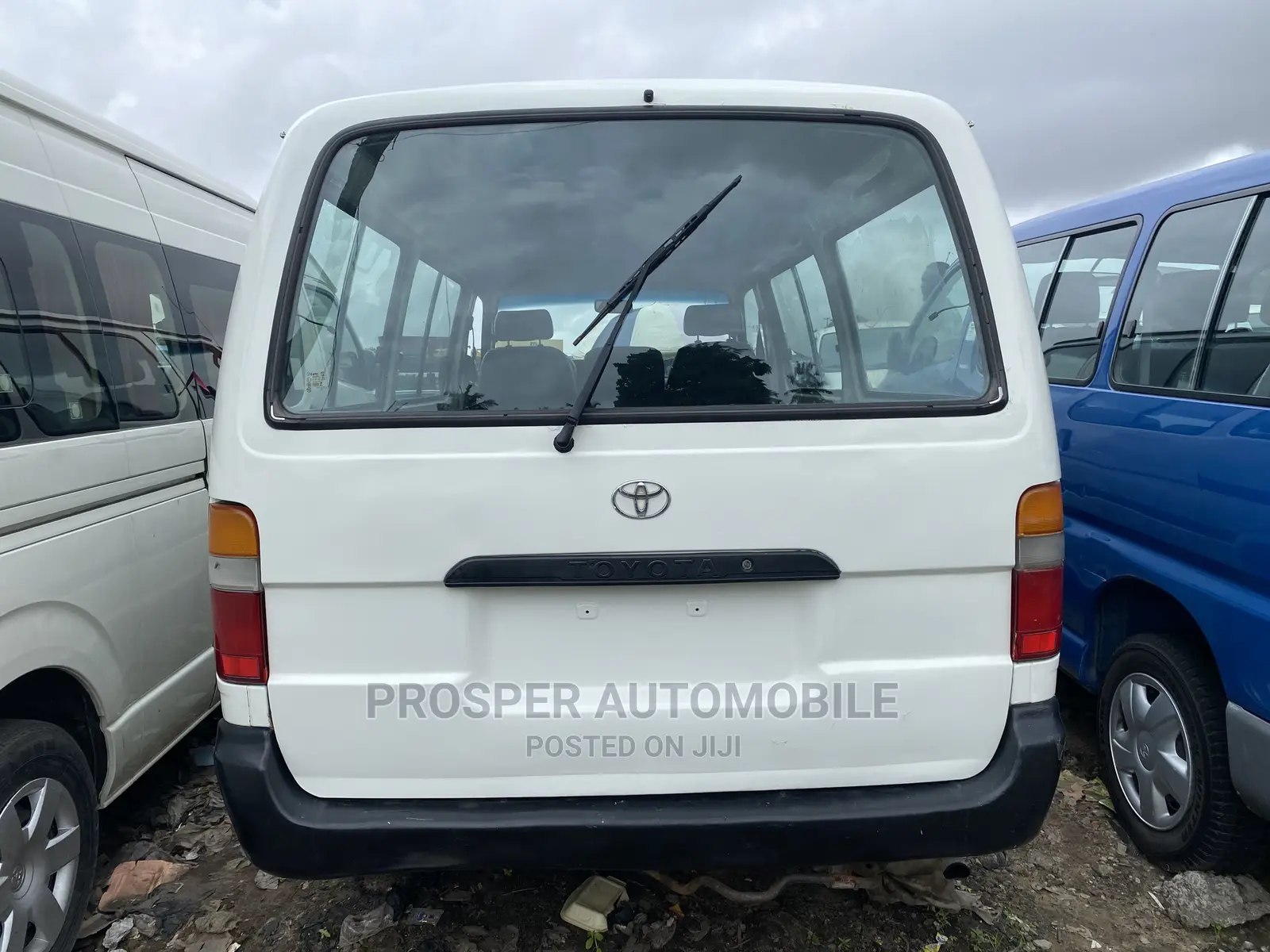 Toyota HiAce 2000 White