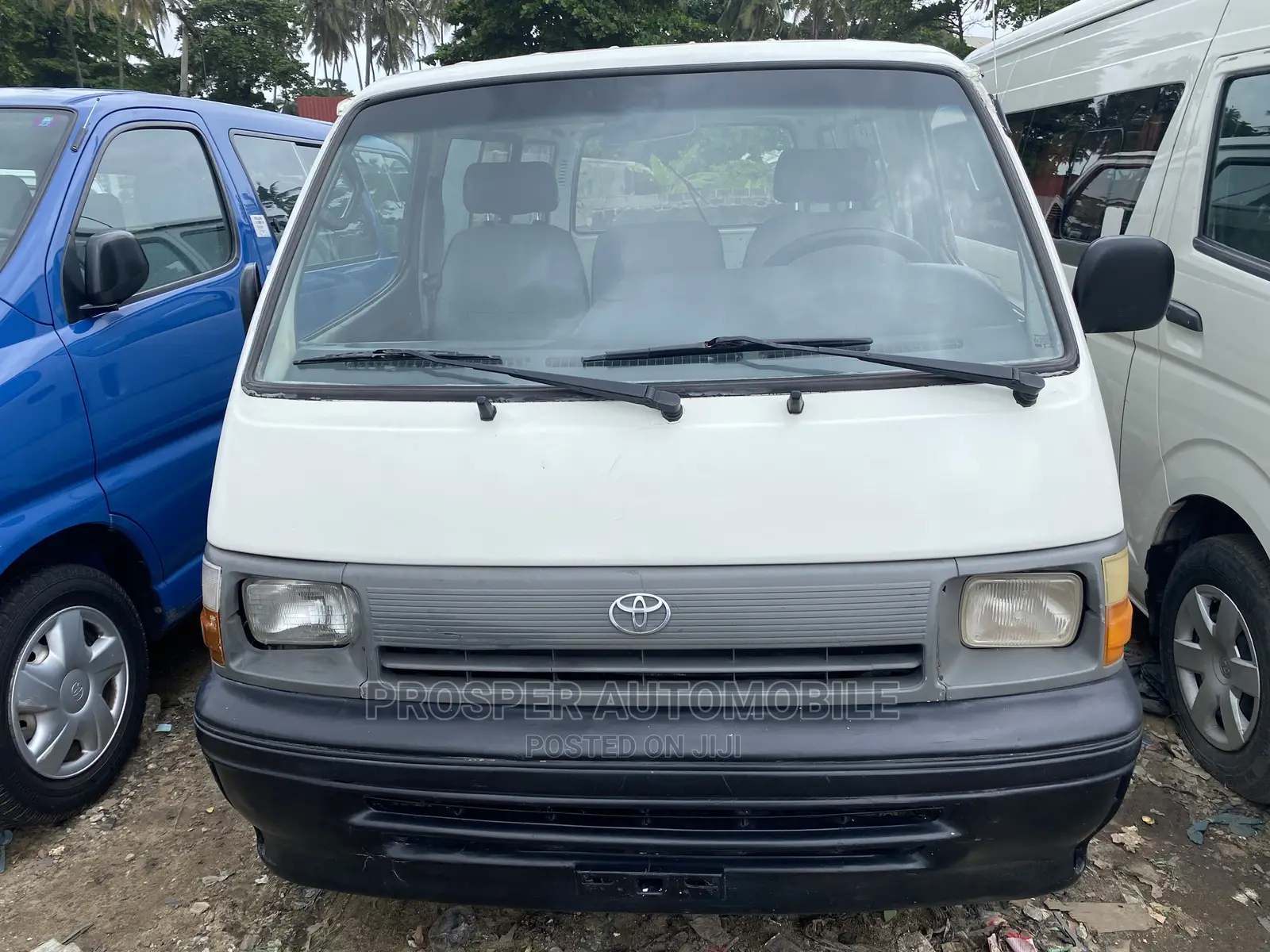 Toyota HiAce 2000 White