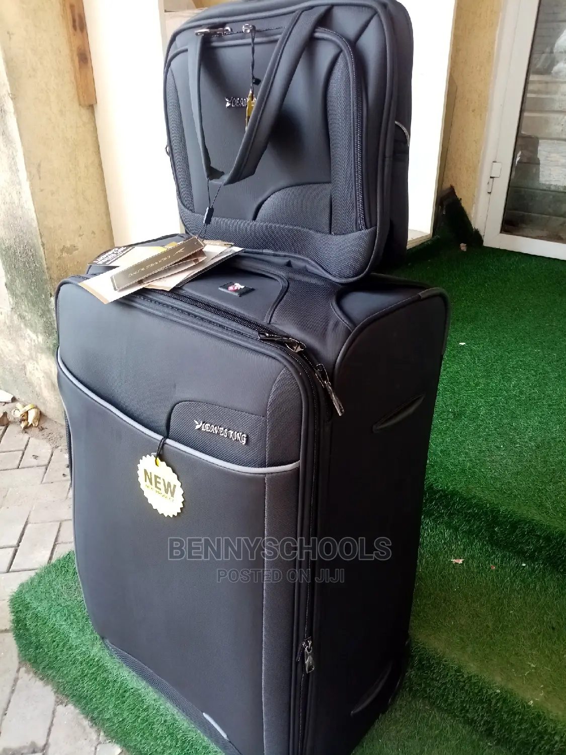 Big Leaves King Traveling Luggage Box and Kit