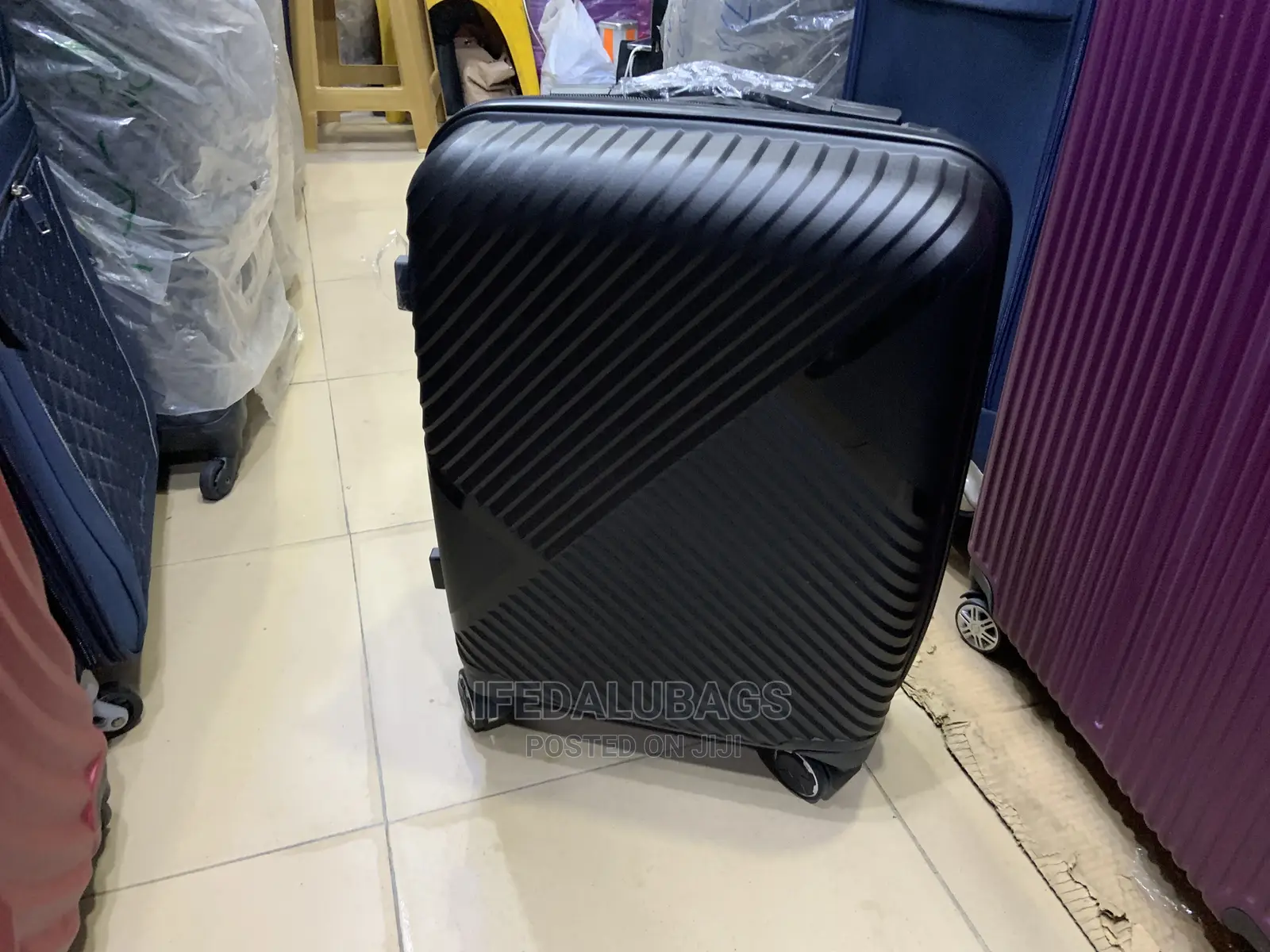Small Size Quality Imported Unbreakable Traveling Luggage