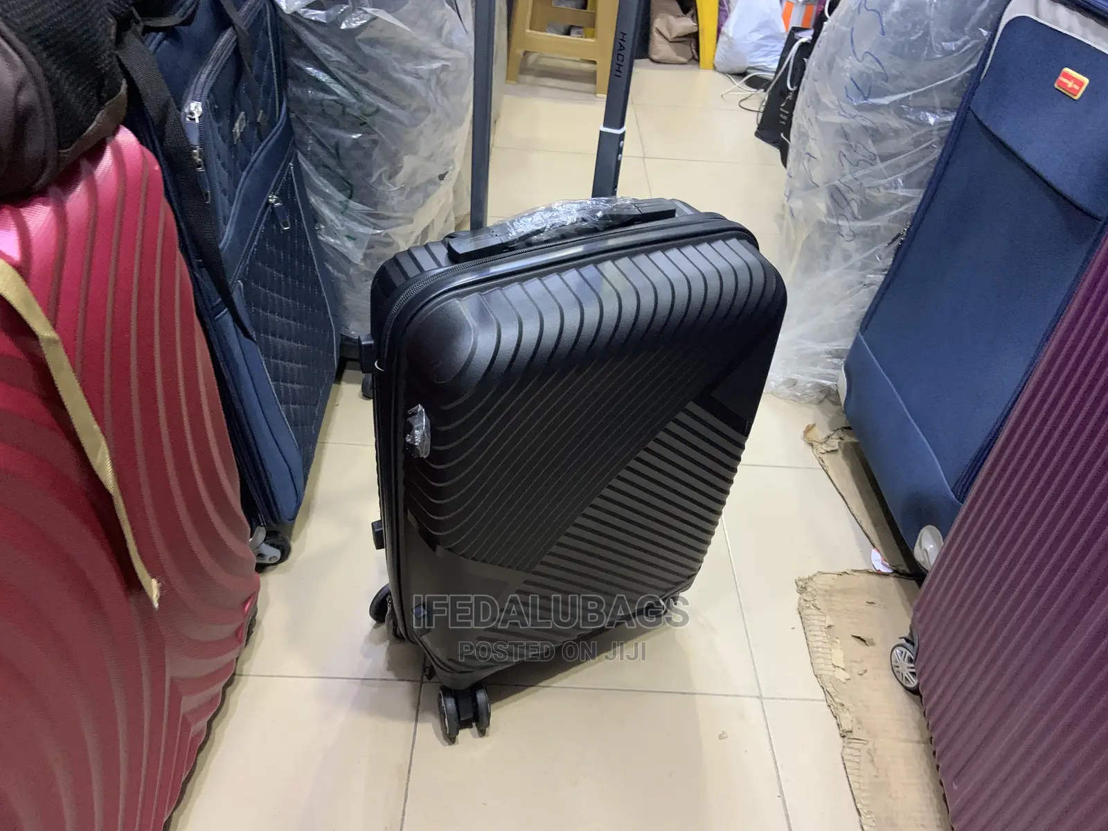 Small Size Quality Imported Unbreakable Traveling Luggage