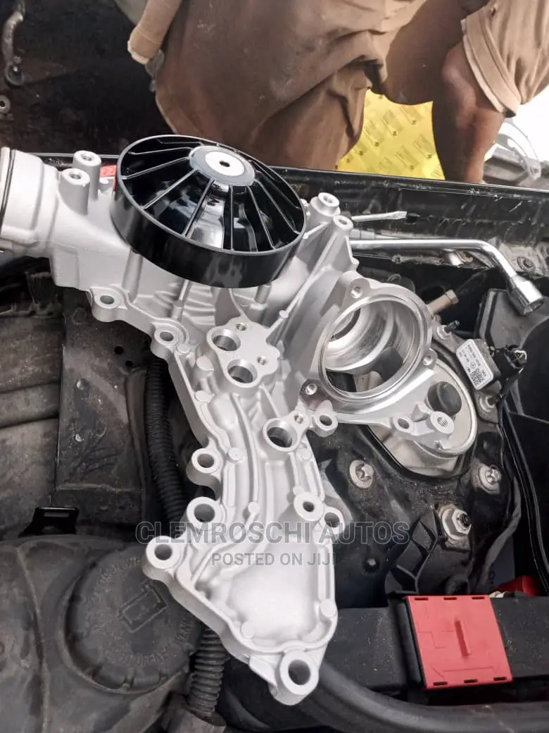 High Quality Certified Water Pump Mercedes Benz 278 Engine