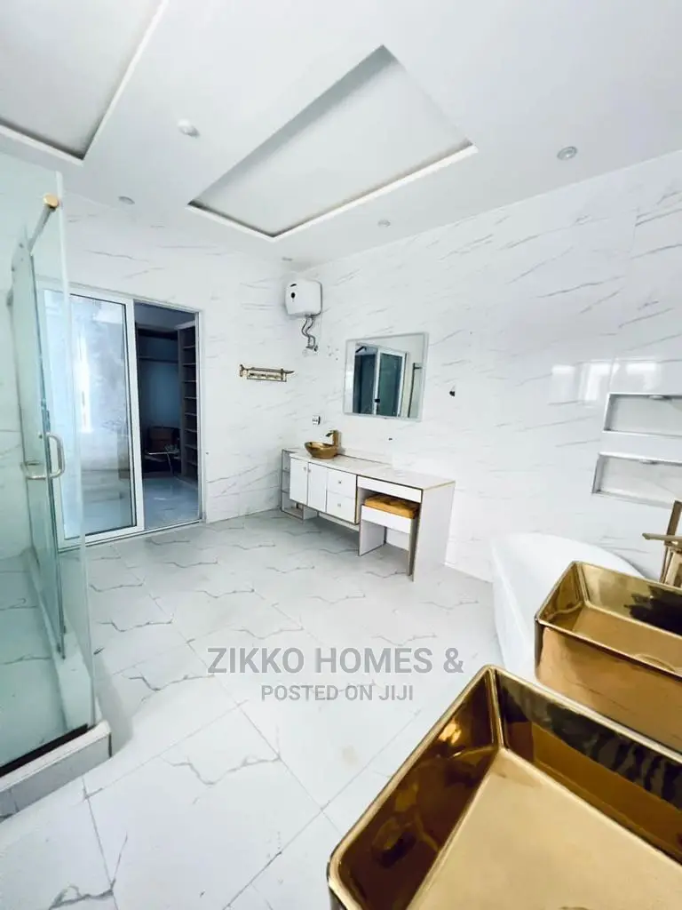 5bdrm Duplex in Osapa London for sale