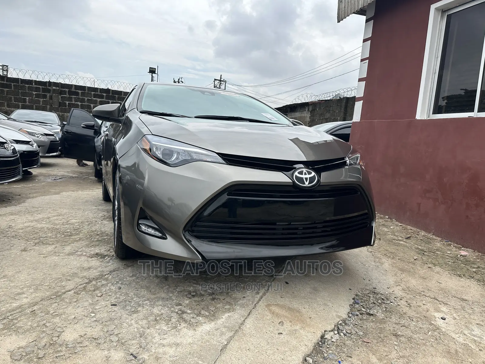 Toyota Corolla XSE (1.8L 4cyl 2A) 2018 Gold