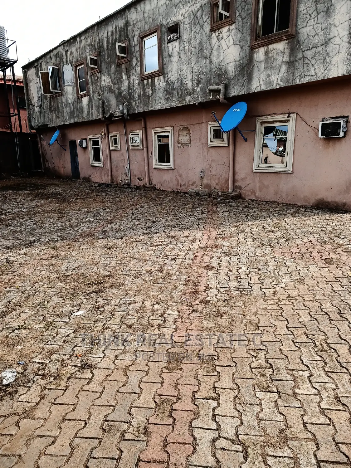 22 Rooms Hostel at Federal Road,Ugbowor on a 100/100 4sale