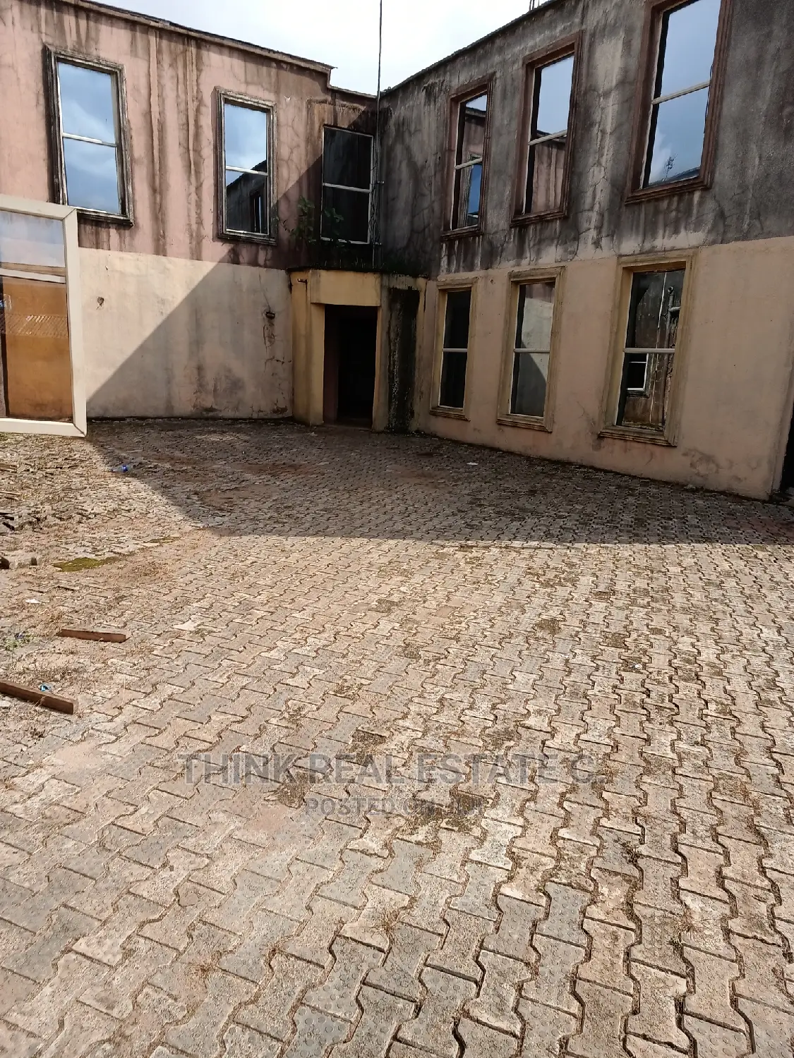 22 Rooms Hostel at Federal Road,Ugbowor on a 100/100 4sale
