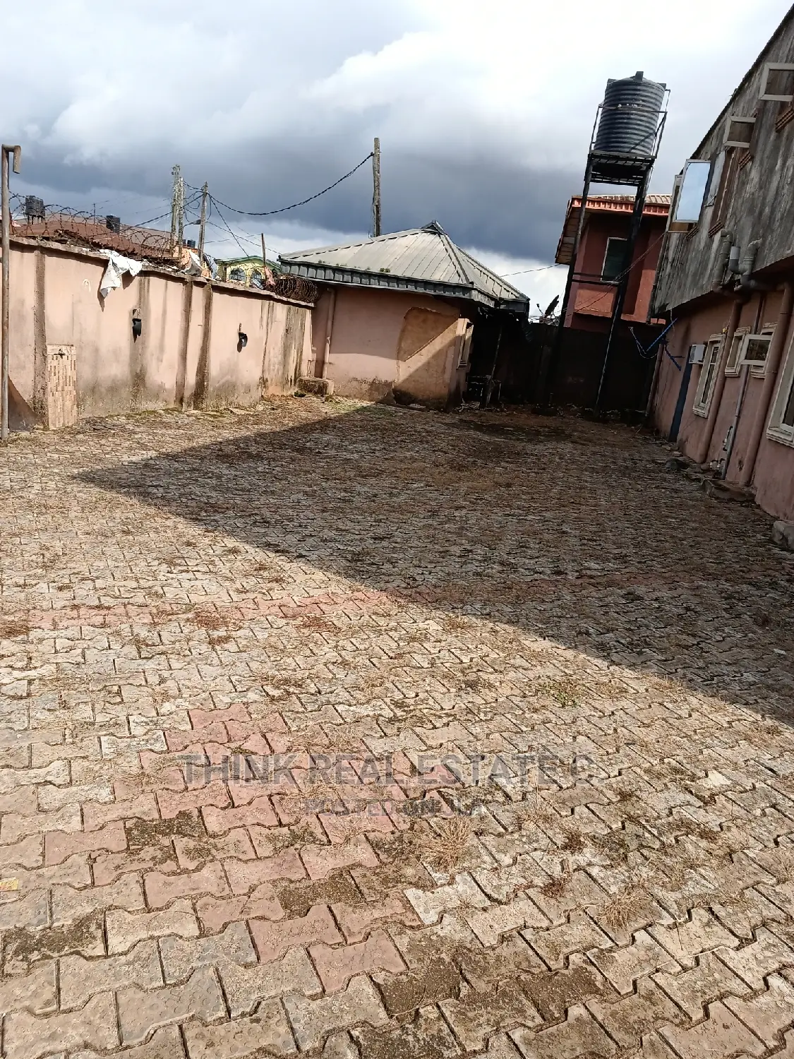 22 Rooms Hostel at Federal Road,Ugbowor on a 100/100 4sale