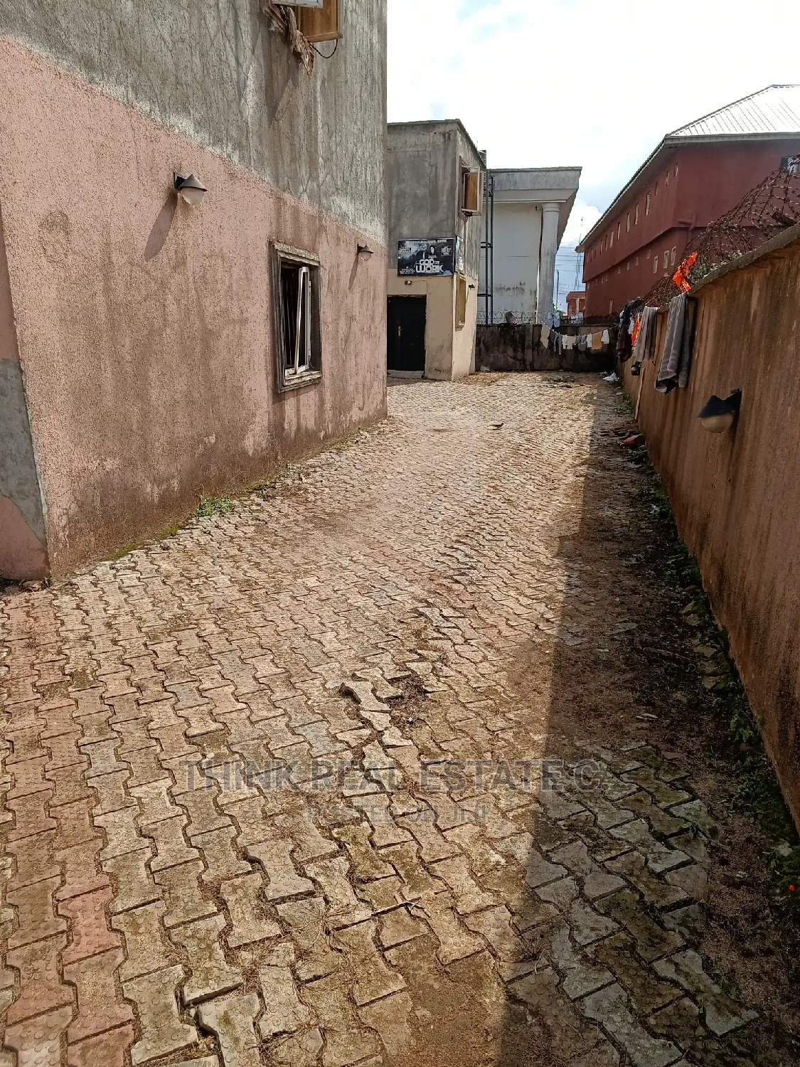 22 Rooms Hostel at Federal Road,Ugbowor on a 100/100 4sale