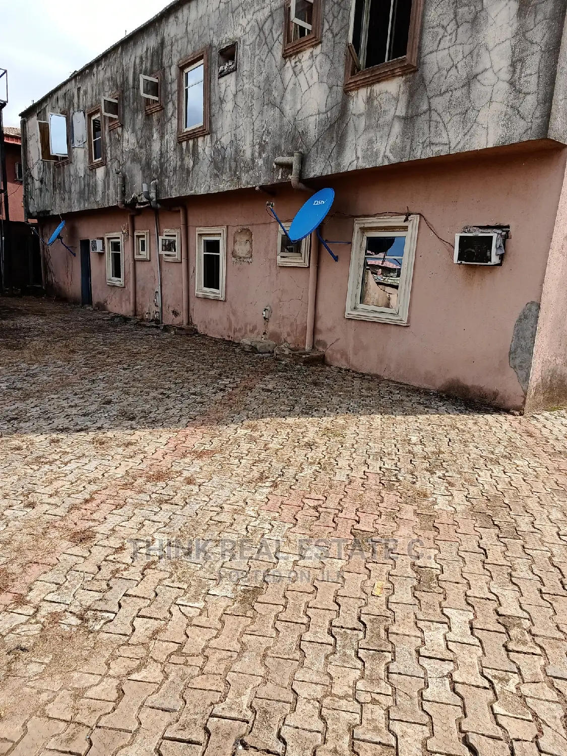 22 Rooms Hostel at Federal Road,Ugbowor on a 100/100 4sale