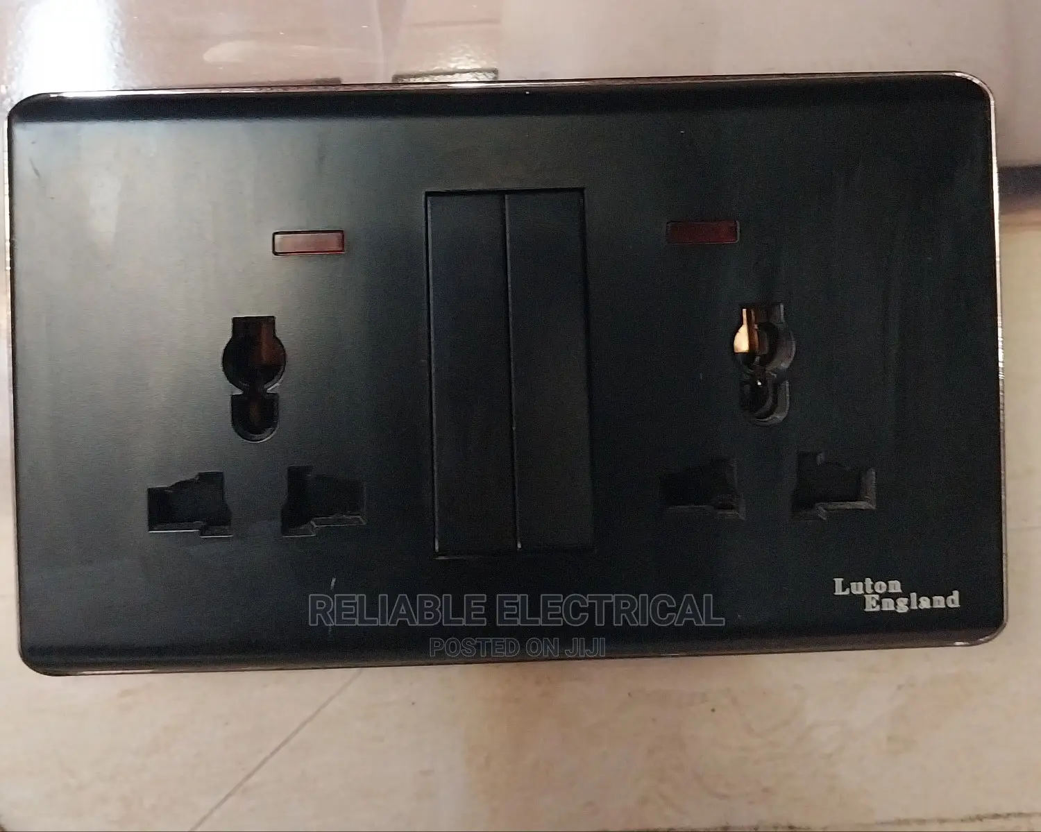 Twin Sockets 13amps Black