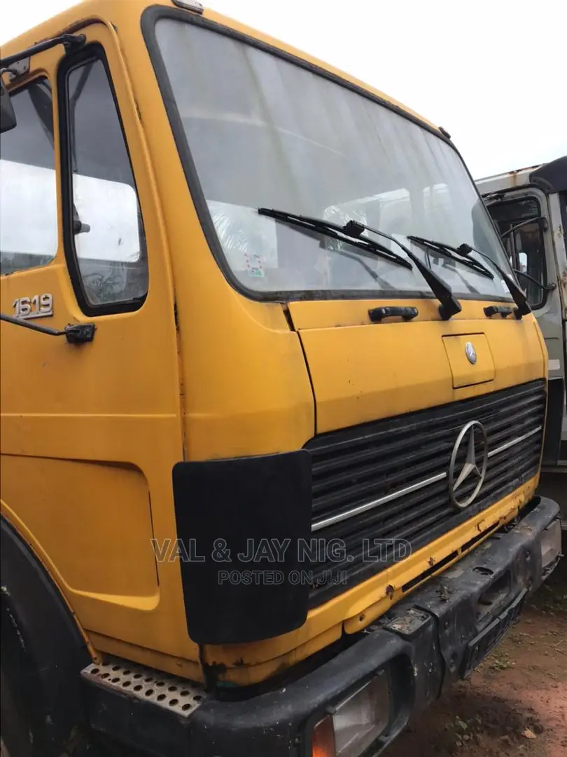 Mercedes Benz Tipper Truck (6 Tyres) With Auxillary