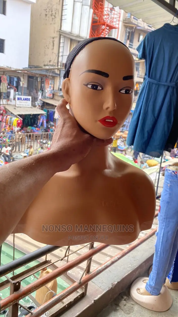 Plastic Head With Shoulder Female Mannequins Head