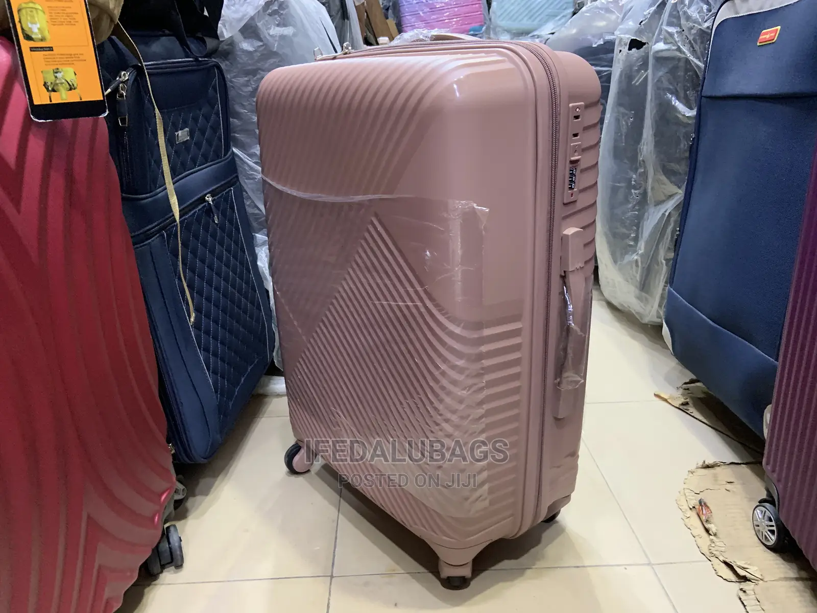 Medium Size Quality Unbreakable Plastic Traveling Luggage
