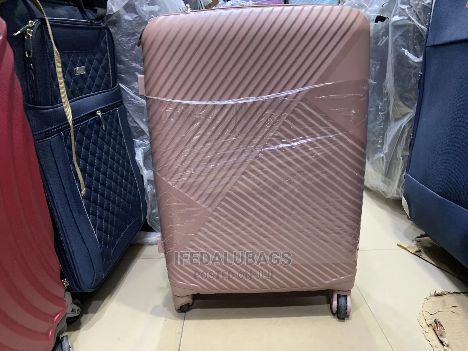 Medium Size Quality Unbreakable Plastic Traveling Luggage