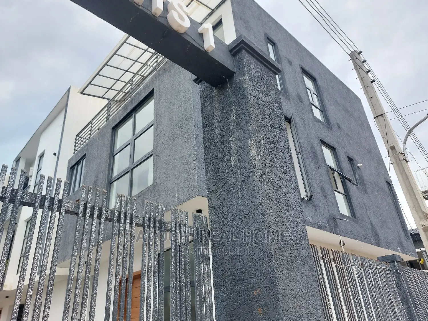 4bdrm Duplex in Chevron Drive for rent