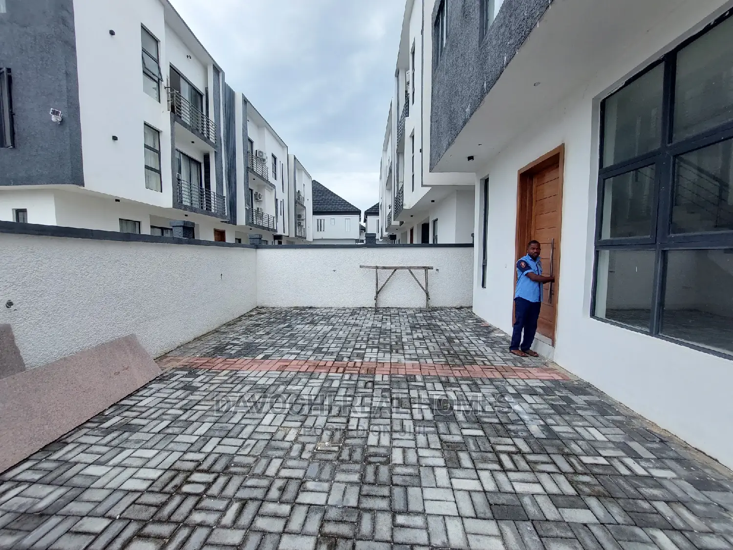 4bdrm Duplex in Chevron Drive for rent