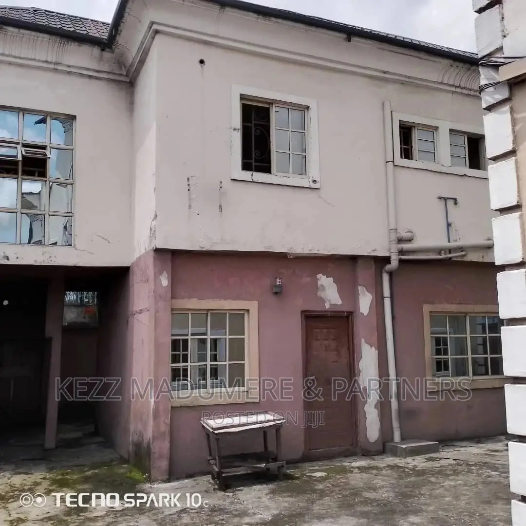 10bdrm Duplex in Rd Road, O Ff Okporo, Port-Harcourt for sale