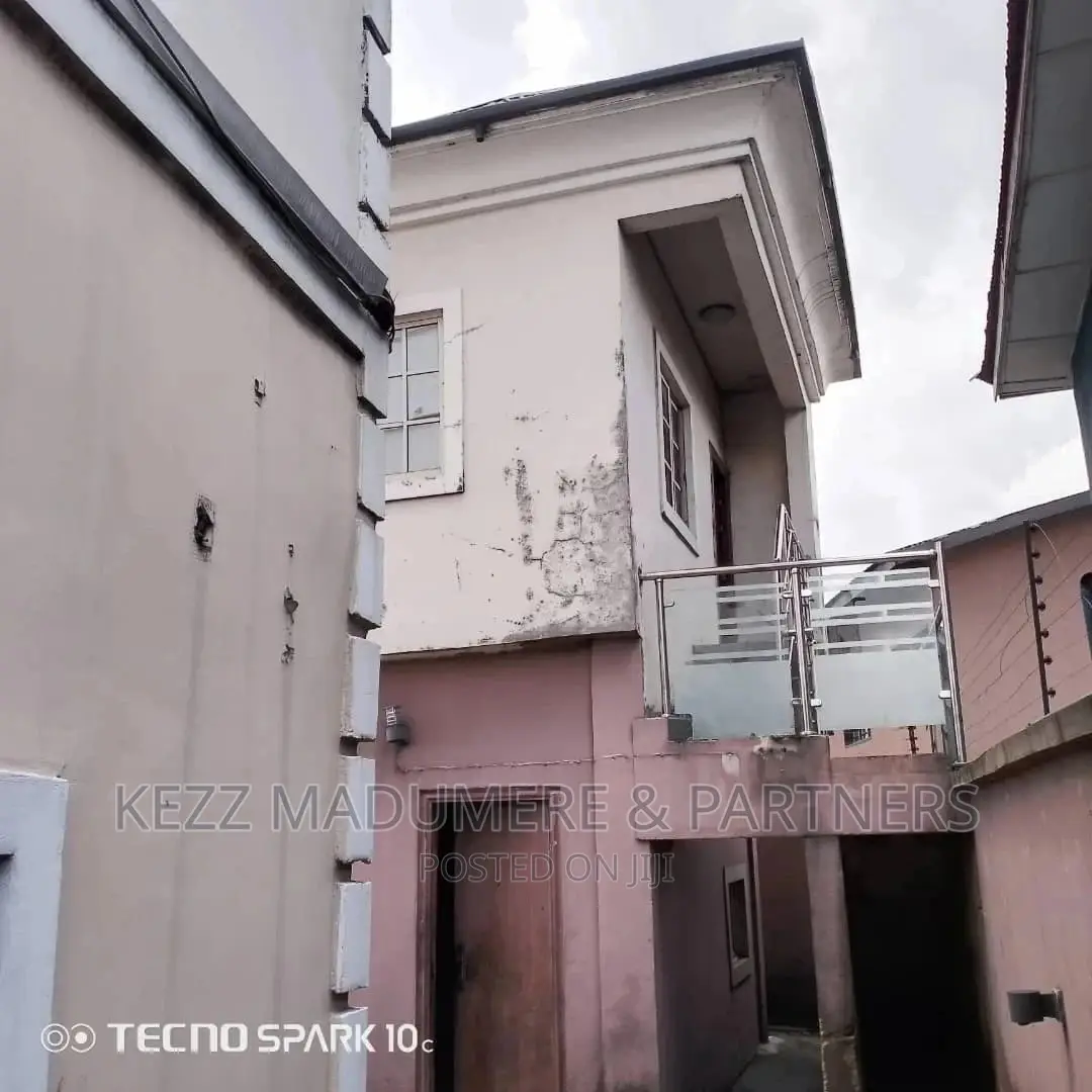 10bdrm Duplex in Rd Road, O Ff Okporo, Port-Harcourt for sale